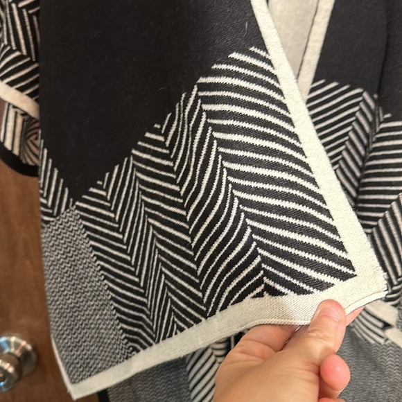 Adrienne Vittadini Wool Blanket/Travel Wrap - Picture 3 of 6